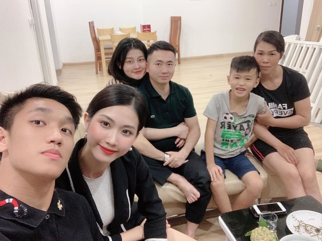 Tranh thủ V.League tạm nghỉ, tiền vệ U23 Việt Nam dẫn bạn gái mới về ra mắt gia đình - Ảnh 1.