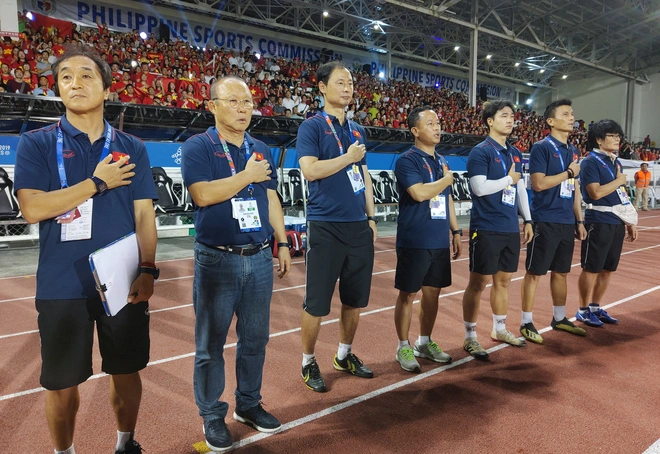 U22 Việt Nam ăn mừng cực cảm xúc khi vô địch SEA Games 30 - Ảnh 1.