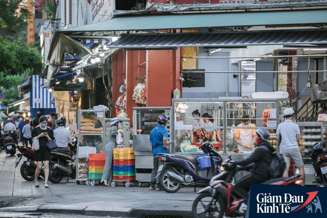 Hàng quán Sài Gòn thời hạn chế tiếp xúc xã hội: Người dân chuyển mạnh sang order đồ ăn online, shipper hối hả đi nhận và giao hàng - Ảnh 2.