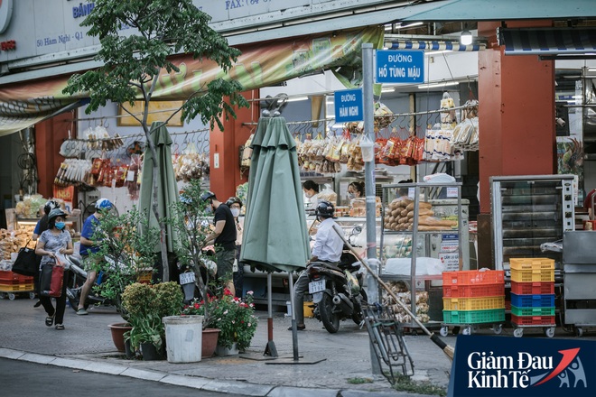 Hàng quán Sài Gòn thời hạn chế tiếp xúc xã hội: Người dân chuyển mạnh sang order đồ ăn online, shipper hối hả đi nhận và giao hàng - Ảnh 1.
