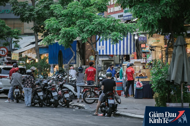 Hàng quán Sài Gòn thời hạn chế tiếp xúc xã hội: Người dân chuyển mạnh sang order đồ ăn online, shipper hối hả đi nhận và giao hàng - Ảnh 3.