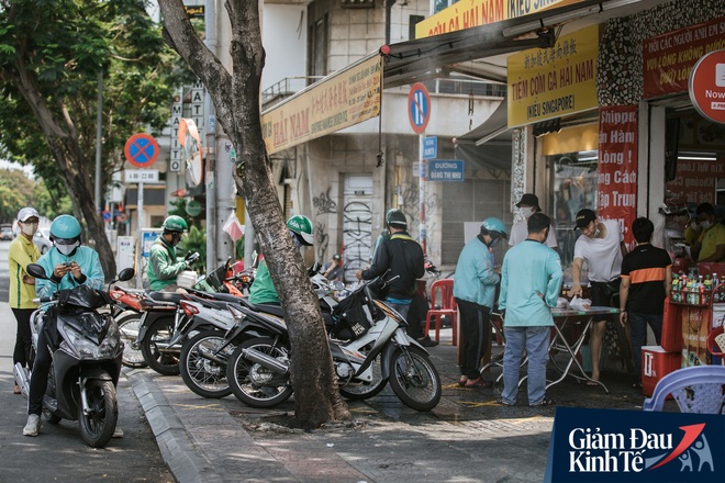 Hàng quán Sài Gòn thời hạn chế tiếp xúc xã hội: Người dân chuyển mạnh sang order đồ ăn online, shipper hối hả đi nhận và giao hàng - Ảnh 5.