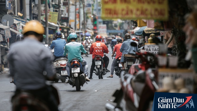 Hàng quán Sài Gòn thời hạn chế tiếp xúc xã hội: Người dân chuyển mạnh sang order đồ ăn online, shipper hối hả đi nhận và giao hàng - Ảnh 8.