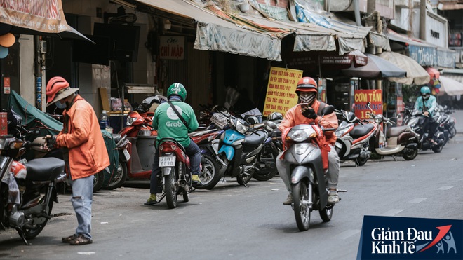 Hàng quán Sài Gòn thời hạn chế tiếp xúc xã hội: Người dân chuyển mạnh sang order đồ ăn online, shipper hối hả đi nhận và giao hàng - Ảnh 10.