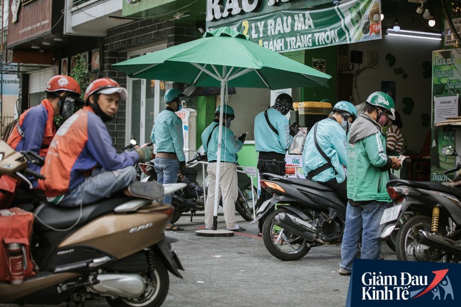 Hàng quán Sài Gòn thời hạn chế tiếp xúc xã hội: Người dân chuyển mạnh sang order đồ ăn online, shipper hối hả đi nhận và giao hàng - Ảnh 12.