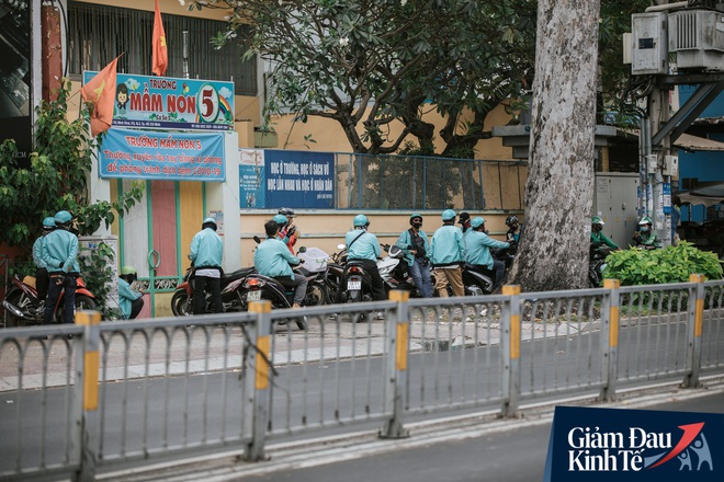 Hàng quán Sài Gòn thời hạn chế tiếp xúc xã hội: Người dân chuyển mạnh sang order đồ ăn online, shipper hối hả đi nhận và giao hàng - Ảnh 14.