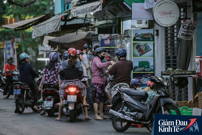 Hàng quán Sài Gòn thời hạn chế tiếp xúc xã hội: Người dân chuyển mạnh sang order đồ ăn online, shipper hối hả đi nhận và giao hàng - Ảnh 17.