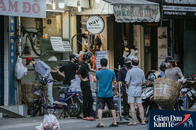 Hàng quán Sài Gòn thời hạn chế tiếp xúc xã hội: Người dân chuyển mạnh sang order đồ ăn online, shipper hối hả đi nhận và giao hàng - Ảnh 19.