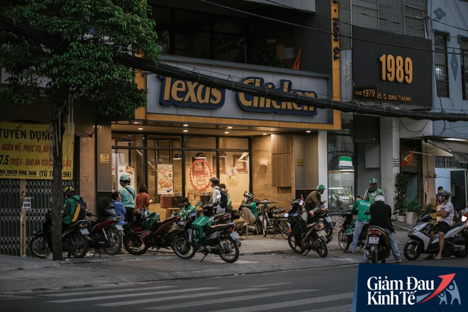 Hàng quán Sài Gòn thời hạn chế tiếp xúc xã hội: Người dân chuyển mạnh sang order đồ ăn online, shipper hối hả đi nhận và giao hàng - Ảnh 21.