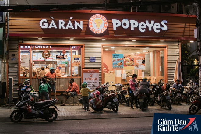 Hàng quán Sài Gòn thời hạn chế tiếp xúc xã hội: Người dân chuyển mạnh sang order đồ ăn online, shipper hối hả đi nhận và giao hàng - Ảnh 22.