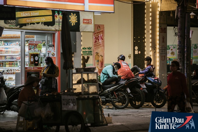 Hàng quán Sài Gòn thời hạn chế tiếp xúc xã hội: Người dân chuyển mạnh sang order đồ ăn online, shipper hối hả đi nhận và giao hàng - Ảnh 24.