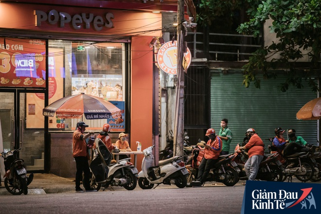Hàng quán Sài Gòn thời hạn chế tiếp xúc xã hội: Người dân chuyển mạnh sang order đồ ăn online, shipper hối hả đi nhận và giao hàng - Ảnh 27.