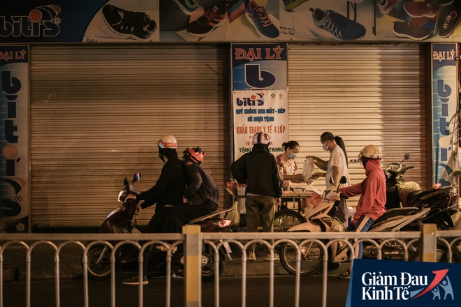Hàng quán Sài Gòn thời hạn chế tiếp xúc xã hội: Người dân chuyển mạnh sang order đồ ăn online, shipper hối hả đi nhận và giao hàng - Ảnh 29.