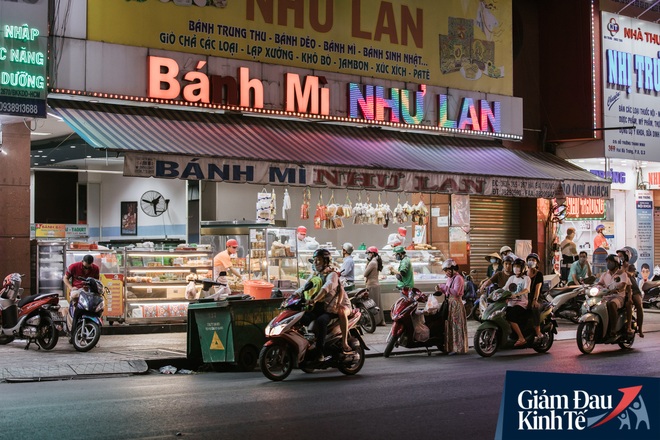 Hàng quán Sài Gòn thời hạn chế tiếp xúc xã hội: Người dân chuyển mạnh sang order đồ ăn online, shipper hối hả đi nhận và giao hàng - Ảnh 31.