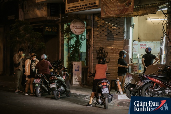Hàng quán Sài Gòn thời hạn chế tiếp xúc xã hội: Người dân chuyển mạnh sang order đồ ăn online, shipper hối hả đi nhận và giao hàng - Ảnh 34.
