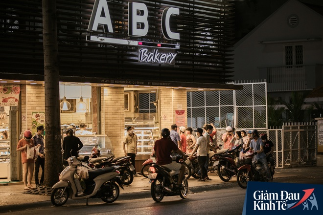 Hàng quán Sài Gòn thời hạn chế tiếp xúc xã hội: Người dân chuyển mạnh sang order đồ ăn online, shipper hối hả đi nhận và giao hàng - Ảnh 36.
