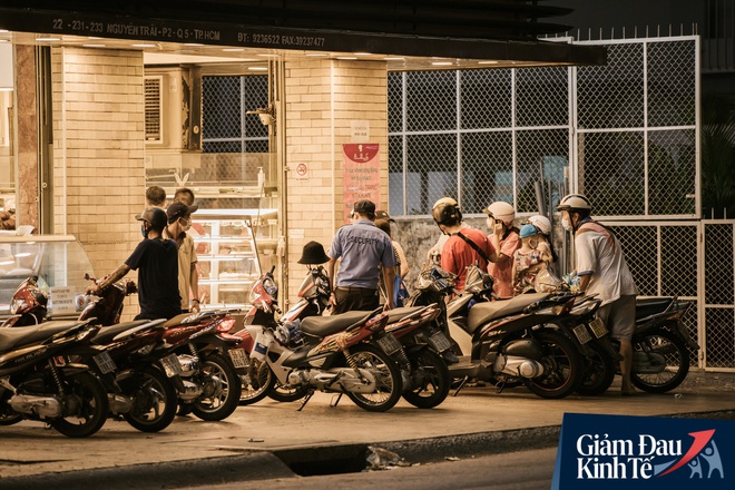 Hàng quán Sài Gòn thời hạn chế tiếp xúc xã hội: Người dân chuyển mạnh sang order đồ ăn online, shipper hối hả đi nhận và giao hàng - Ảnh 37.
