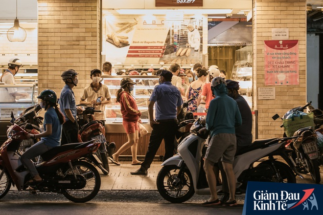 Hàng quán Sài Gòn thời hạn chế tiếp xúc xã hội: Người dân chuyển mạnh sang order đồ ăn online, shipper hối hả đi nhận và giao hàng - Ảnh 39.