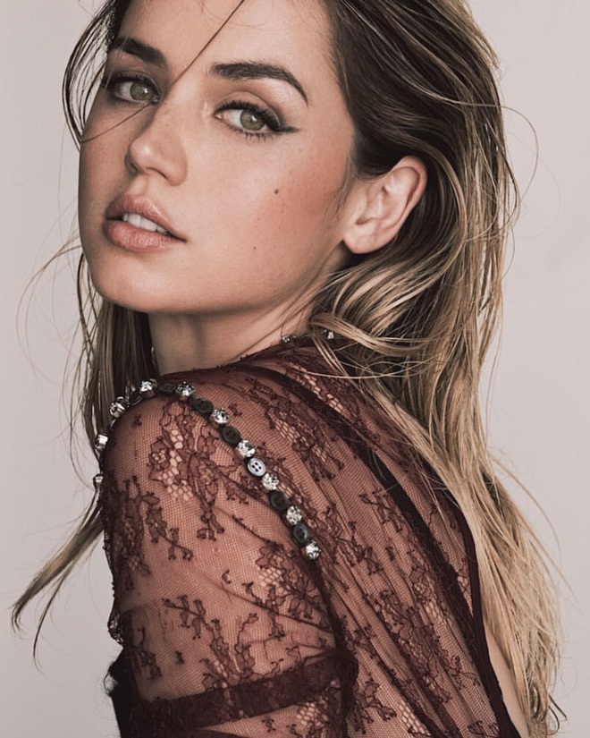 Bond Girl mới Ana de Armas để mặt mộc 100% dạo phố mà dân tình đứng ngồi không yên, gu thời trang còn gây bất ngờ hơn - Ảnh 5.