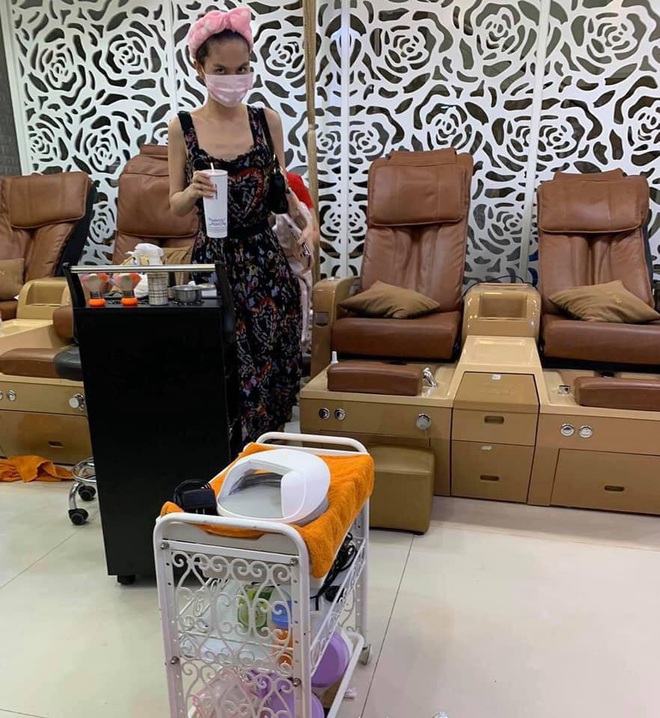 Body của Ngọc Trinh qua ảnh chụp bằng camera thường: Gầy trơ xương ngực, khác xa vẻ nóng bỏng vẫn thấy! - Ảnh 2.