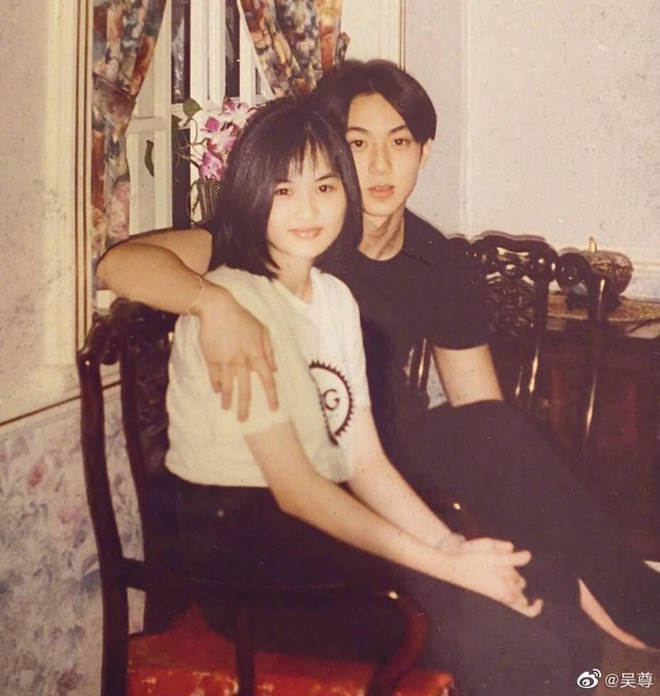 Top 1 tìm kiếm Weibo hôm nay là bức ảnh 24 năm trước của Ngô Tôn và bà xã, bí mật động trời bây giờ mới chịu tiết lộ - Ảnh 2.