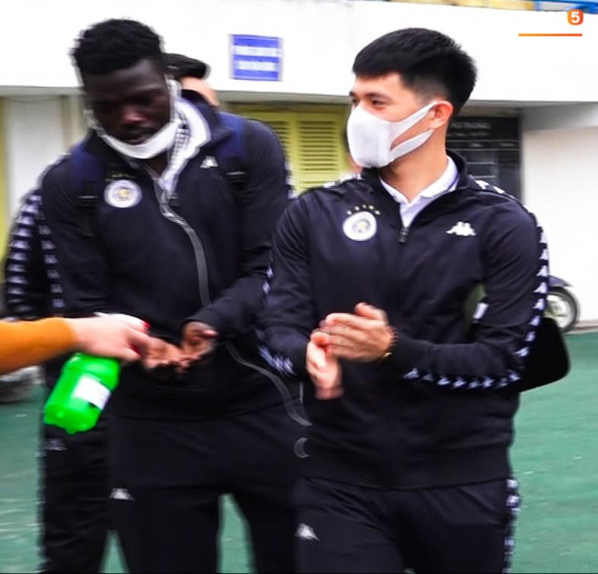 Quang Hải, Đình Trọng phải đo thân nhiệt và rửa tay khi đến sân so tài với Nam Định FC tại V.League 2020 - Ảnh 1.