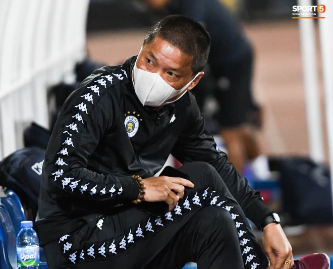 Quang Hải, Đình Trọng phải đo thân nhiệt và rửa tay khi đến sân so tài với Nam Định FC tại V.League 2020 - Ảnh 6.