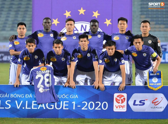 Quang Hải, Đình Trọng phải đo thân nhiệt và rửa tay khi đến sân so tài với Nam Định FC tại V.League 2020 - Ảnh 8.