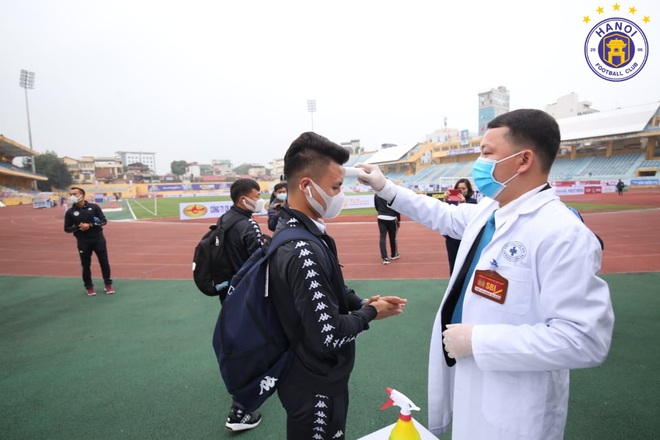 Quang Hải, Đình Trọng phải đo thân nhiệt và rửa tay khi đến sân so tài với Nam Định FC tại V.League 2020 - Ảnh 3.