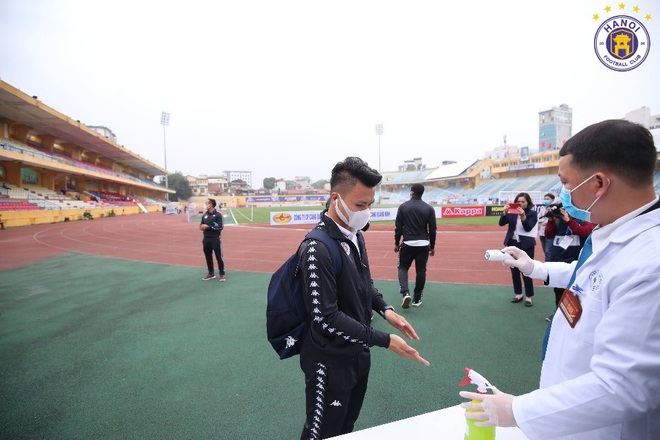 Quang Hải, Đình Trọng phải đo thân nhiệt và rửa tay khi đến sân so tài với Nam Định FC tại V.League 2020 - Ảnh 4.