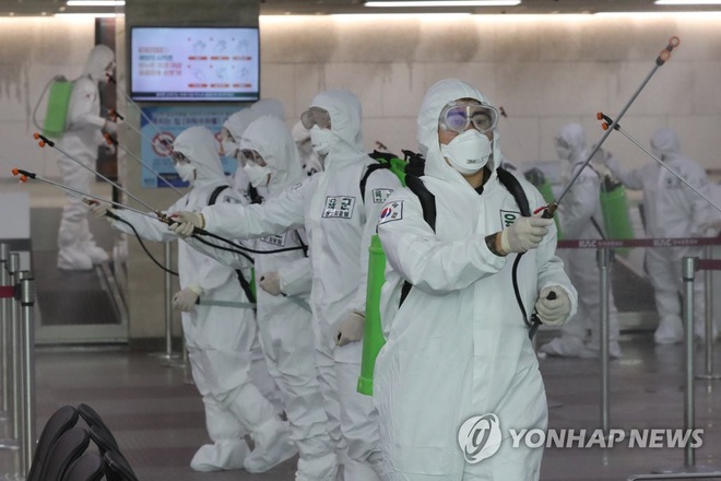 Hàn Quốc: Hơn 7000 người xác nhận nhiễm virus corona, 44 người chết, 36 trường hợp nguy kịch - Ảnh 2.