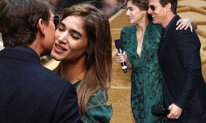 Thì Thầm Hollywood: Selena, Tom Cruise đang hẹn hò, vợ chồng Hoàng tử Harry bắt tay với Kim và tin động trời về chồng Nicki Minaj - Ảnh 3.