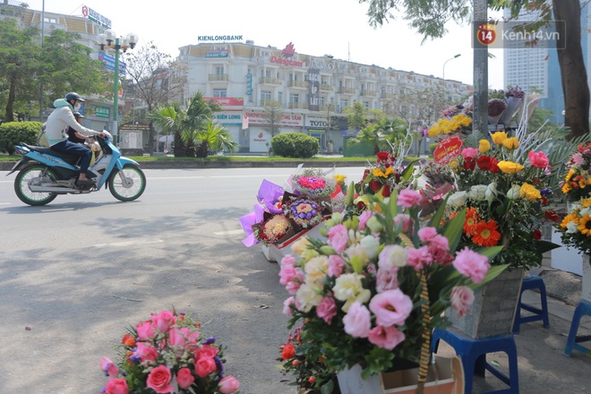 Ảnh: Người dân ngại đi mua sắm vì Covid-19, chủ cửa hàng hoa tươi “méo mặt” trong ngày 8/3 - Ảnh 5.