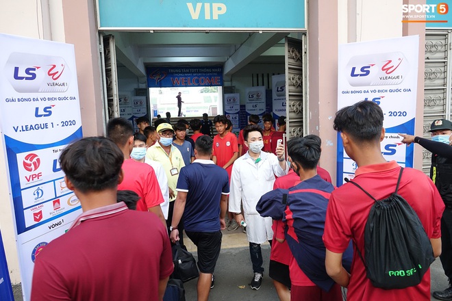 Học trò HLV Park Hang-seo hú tim vì mức thân nhiệt cao ngay trước trận Sài Gòn FC đấu SLNA - Ảnh 16.