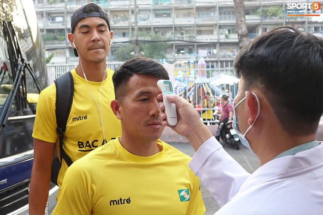 Học trò HLV Park Hang-seo hú tim vì mức thân nhiệt cao ngay trước trận Sài Gòn FC đấu SLNA - Ảnh 9.