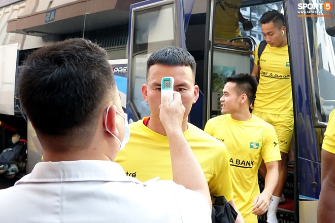 Học trò HLV Park Hang-seo hú tim vì mức thân nhiệt cao ngay trước trận Sài Gòn FC đấu SLNA - Ảnh 8.
