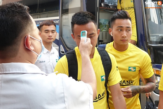 Học trò HLV Park Hang-seo hú tim vì mức thân nhiệt cao ngay trước trận Sài Gòn FC đấu SLNA - Ảnh 6.