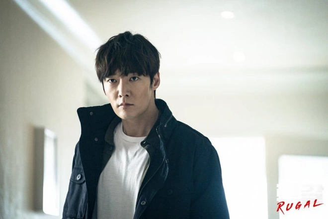 Review Rugal: Phim 18  mở màn đẫm máu, nam thần cận vệ Choi Jin Hyuk tái xuất ngầu thì có ngầu nhưng hổng có hay? - Ảnh 8.