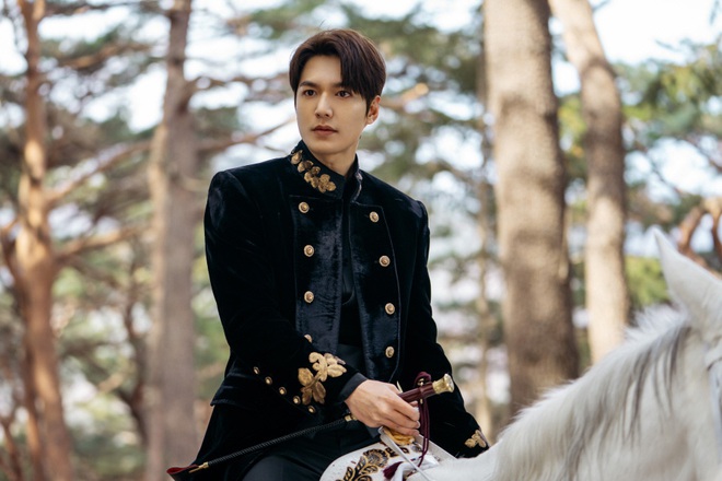 Hậu cung bốn phương đang ngất ngây vì bộ ảnh hậu trường Quân vương Lee Min Ho: Làm ơn, phi ngựa vào trái tim em đi! - Ảnh 2.