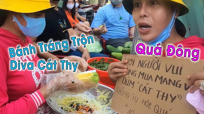 “Diva bánh tráng trộn” Cát Thy đang gây bão YouTube: Tạm dừng hát lô tô để buôn bán kiếm sống, lối nói chuyện “mặn chát” hút fan ầm ầm - Ảnh 14.