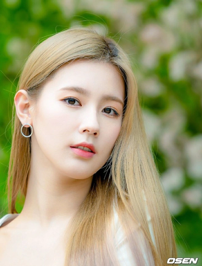 Thành viên hụt của BLACKPINK - Miyeon sở hữu chiếc mũi cao vút như cầu tuột khiến netizen ghen tỵ - Ảnh 4.