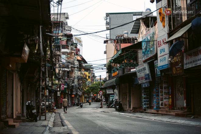 Chùm ảnh: Hà Nội đón mưa dày hạt do không khí lạnh, đường phố càng thêm vắng vẻ giữa những ngày cách ly xã hội - Ảnh 1.