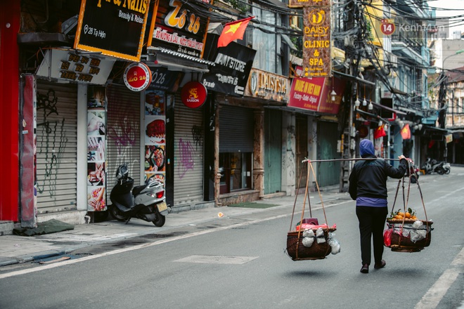 Chùm ảnh: Hà Nội đón mưa dày hạt do không khí lạnh, đường phố càng thêm vắng vẻ giữa những ngày cách ly xã hội - Ảnh 12.