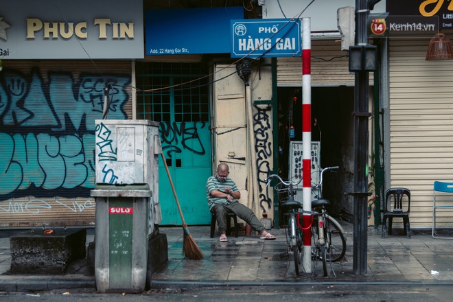 Chùm ảnh: Hà Nội đón mưa dày hạt do không khí lạnh, đường phố càng thêm vắng vẻ giữa những ngày cách ly xã hội - Ảnh 4.