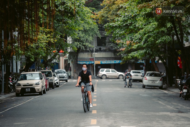 Chùm ảnh: Hà Nội đón mưa dày hạt do không khí lạnh, đường phố càng thêm vắng vẻ giữa những ngày cách ly xã hội - Ảnh 3.