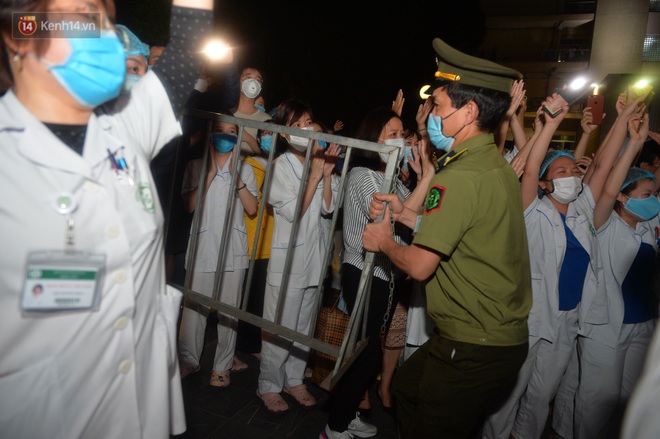 0h ngày 12/4, Bệnh viện Bạch Mai chính thức được dỡ bỏ lệnh phong toả: Hàng trăm y bác sĩ bật khóc vì được về với gia đình - Ảnh 3.