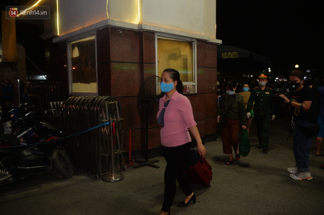 0h ngày 12/4, Bệnh viện Bạch Mai chính thức được dỡ bỏ lệnh phong toả: Hàng trăm y bác sĩ bật khóc vì được về với gia đình - Ảnh 8.