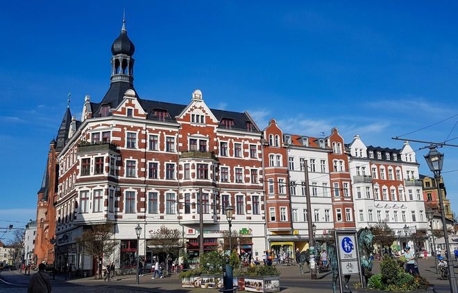 Cảnh tượng khác nhau “một trời một vực” tại nhiều điểm đến nổi tiếng Berlin giữa mùa dịch: Nơi nhộn nhịp người, chỗ lại vắng lạ thường - Ảnh 7.