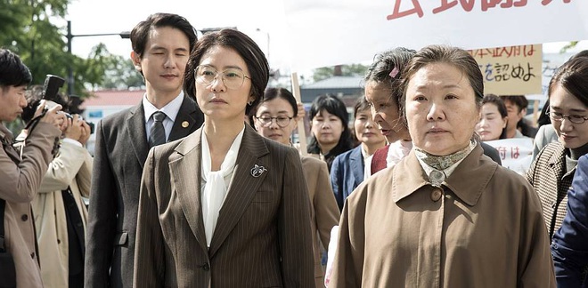 “Bà cả” Kim Hee Ae của Thế Giới Hôn Nhân: Nữ hoàng truyền hình chuyên trị phim ngoại tình, 53 tuổi vẫn “xử gọn” cảnh nóng - Ảnh 20.