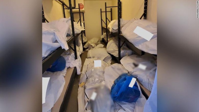 Hình ảnh tang thương tại một bệnh viện Mỹ giữa đại dịch Covid-19: Thi thể chất chồng, phải trữ trong phòng trống vì nhà xác đã quá tải - Ảnh 2.